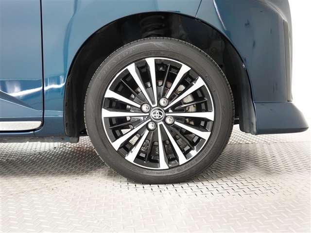 アルミホイールを装備、タイヤサイズは175/55R15です。