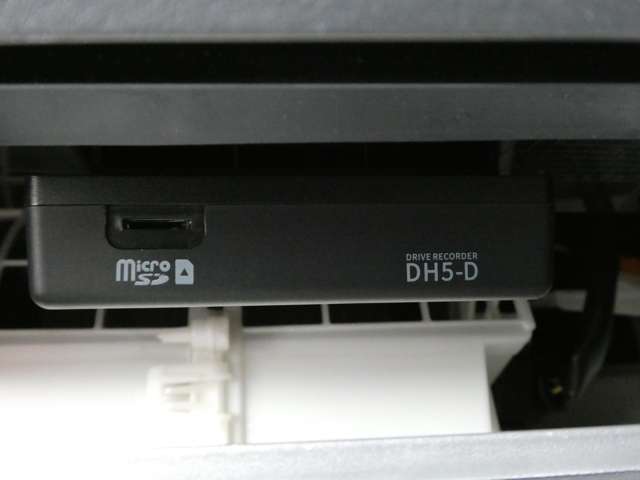 純正ドライブレコーダー：前後の運転状況を映像で記録します。