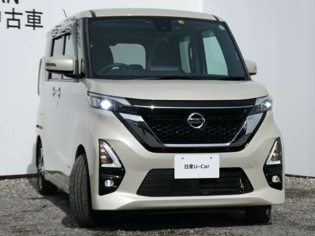 アダプティブLEDヘッドライト。フロントカメラで前方の状況を検知し対向車や先行車に眩しい思いをさせることなく必要なところだけを遠くまで照射します。