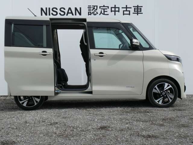 安全・便利な両側オートスライドドア装備！！　ご家族でのご移動におすすめの1台です。