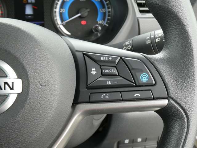 運転支援機能・プロパイロット搭載。　設定した速度で定速走行でき、先行車に自動で追従走行も可能です。さらにハンドル支援機能もあり、車線の中央を走るように制御してくれます。
