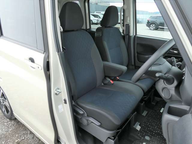 シートリフター付きでシートの上下の調整ができるので、最適のドライビングポジションが取れます。