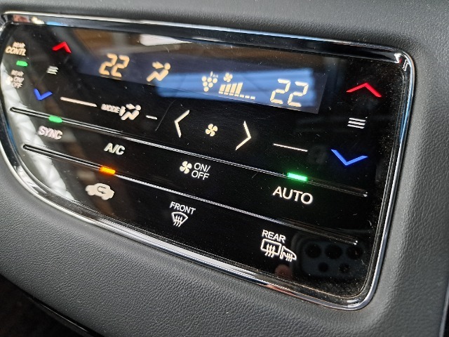 フルオートエアコンのお写真です。ボタン一つで年中快適な温度でお過ごし頂けます♪