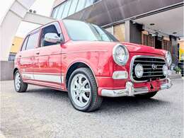 オシャレでかわいいレトロ調の軽自動車