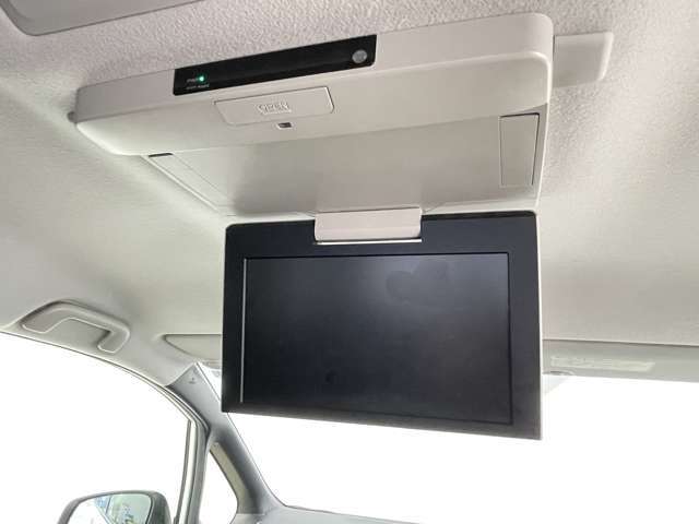 【後席モニター（フリップダウンモニター）】後部座席からも、DVDや映画・ライブ映像など様々な動画が楽しめドライブが退屈しません！※機種によって接続できる映像が異なります。