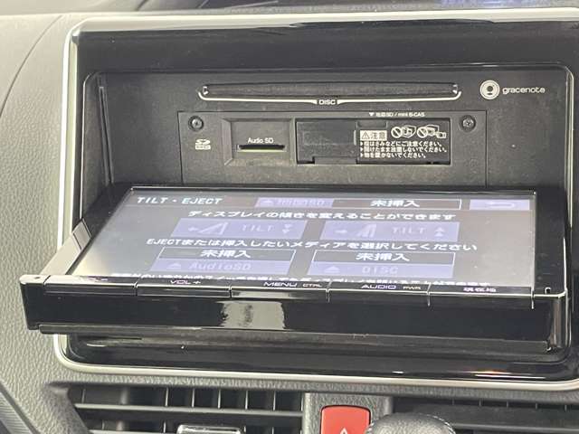 【カーナビ】インパネに埋め込まれたナビは、使いやすく、目的地までのドライブを楽しくしてくれます。ナビデータ更新や新機種への交換はスタッフへご相談ください。