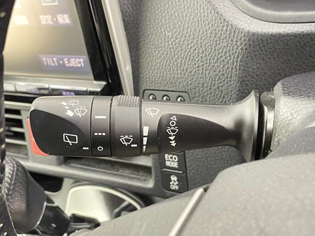 【操作レバー】ウインカーやフォグランプ、ワイパーの操作など安全に運行するために必要不可欠な部分です。手に触れる部分です。気になる方は室内除菌などのオプションをお申し付けください。