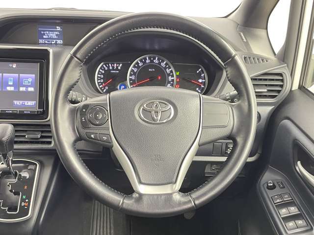 【ステアリング】各メーカー握りやすさや操作性にこだわっています。手に触れる部分なので、使用感が気になる方は交換や室内除菌などのオプションをお申し付けください。