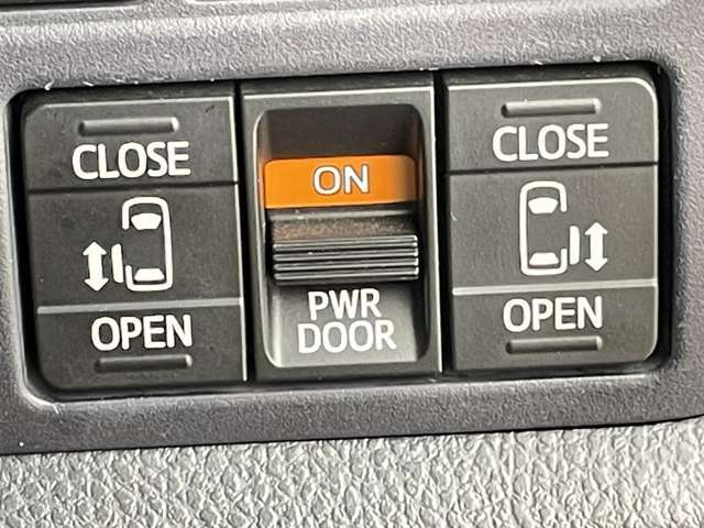 【電動ドアスイッチ】ワンタッチでドアの自動開閉ができる機能です。お子様などの誤操作防止に機能をoffにする機能もついていますのでご安心ください。