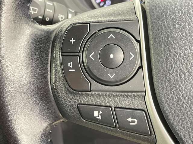 【ステアリングスイッチ】カーナビ操作、メーターメニュー切替え、クルーズコントロールなどハンドルから手を離すことなく様々な機能を操作することが可能です。