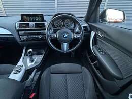 LIBERALAは輸入車と本を愛される方々に少しだけ上質な時間が過ぎていくように、落ち着きのある空間をご用意しております。