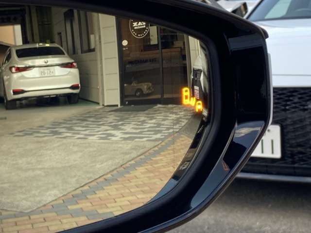 ブラインドスポットモニター（BSM）付き！左右の死角に他の車両がいる場合に、ウィンカーを出し、車線変更しようとすると、警告してくれます！事故を防いでくれるアイテムです！