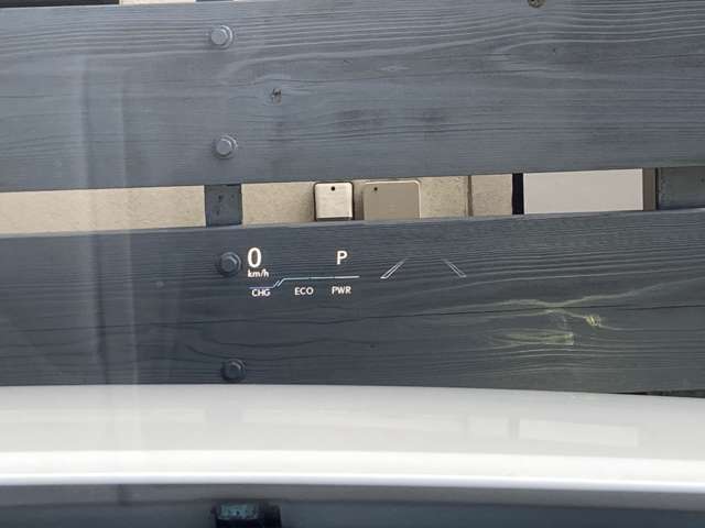 メーカーオプションのカラーヘッドアップディスプレイつき♪（運転に必要なさまざまな情報を、エンジンフード上部に表示します！）