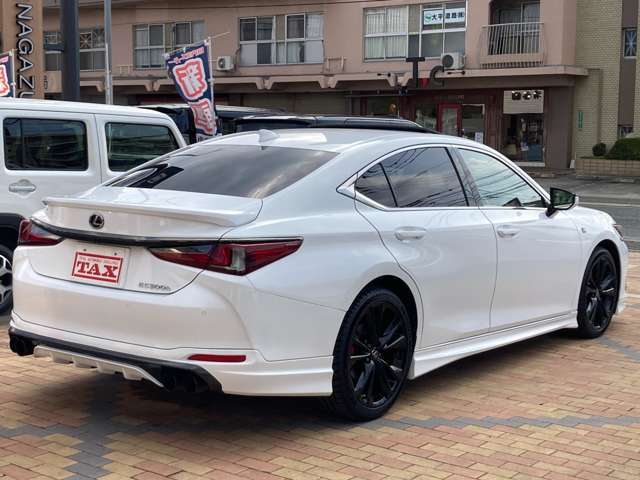 車両を仕入れ後は、まず外装の傷を確認します！修復歴の有無には該当しませんが、ボンネット・フェンダー・ドア・トランクを交換している車両は基本的には取扱い致しません！品質の高さはお約束致します！！