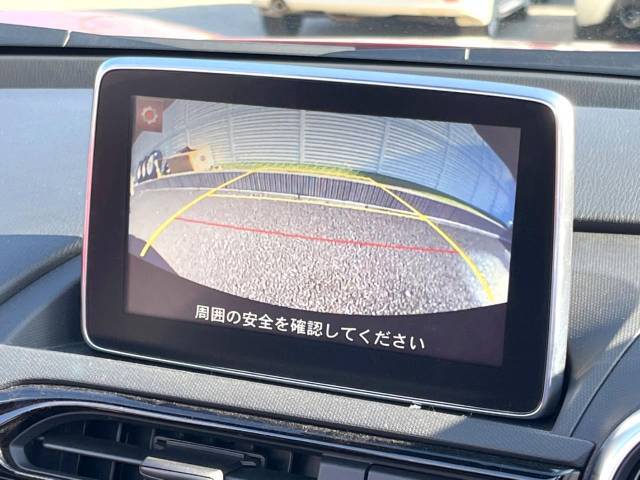 【バックカメラ】駐車時に後方がリアルタイム映像で確認できます。大型商業施設や立体駐車場での駐車時や、夜間のバック時に大活躍！運転スキルに関わらず、今や必須となった装備のひとつです！