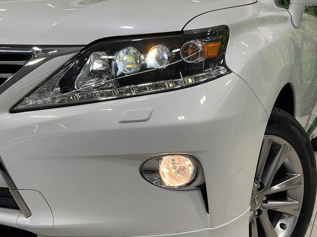 【LEDヘッドライト】悪天候や夜間走行時も良好な視界を確保し安心して運転できる高輝度LEDヘッドライトを装備！点灯速度が早く、消費電力も抑えられています。