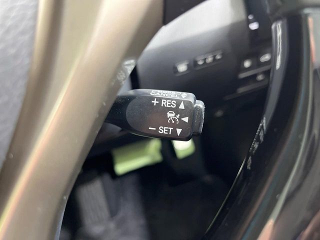 【レーダークルーズコントロール】高速道路での長距離走行が楽に！！自動で速度を保つクルーズコントロールが、衝突軽減システムと連携し、前方の車両を感知して車間を保つように速度調節してくれます！！