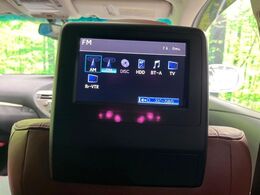 【リヤエンターテインメントシステム】後席にお座りの方も大満足の、人気メーカーオプションを装備。専用の音響システムと、大画面のモニターで移動中もDVD等をお楽しみいただけます。