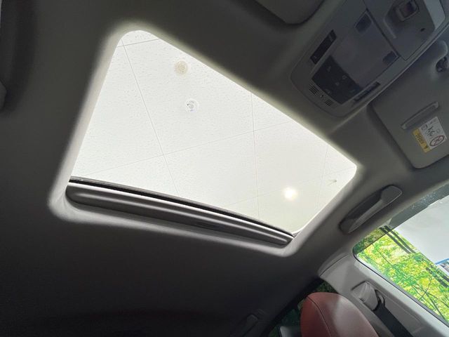【サンルーフ】開放感たっぷりの希少装備、サンルーフが装着されています！車内に明かりを取り入れたり景色を楽しむ以外にも、車内の空気も簡単に換気できて快適です！