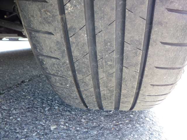 タイヤの山も残っています。