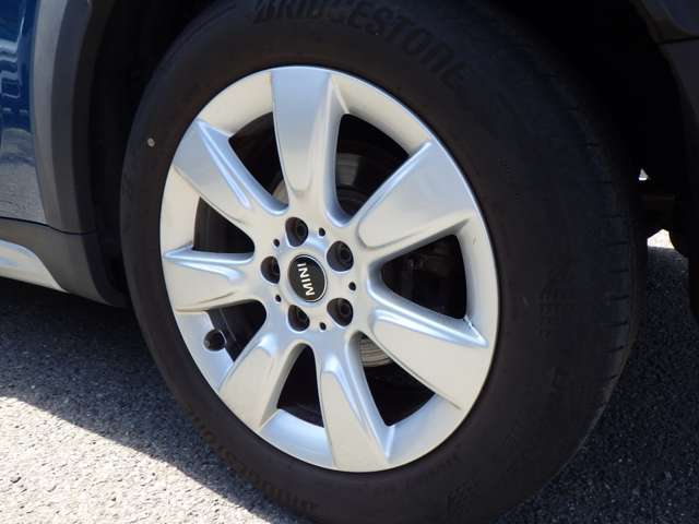 純正アルミホイールタイヤの山も残っています。