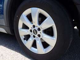 純正アルミホイールタイヤの山も残っています。