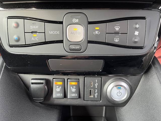 運転席と助手席にシートヒーターを装備しております。ヒーターの使用も多少抑える事ができます！