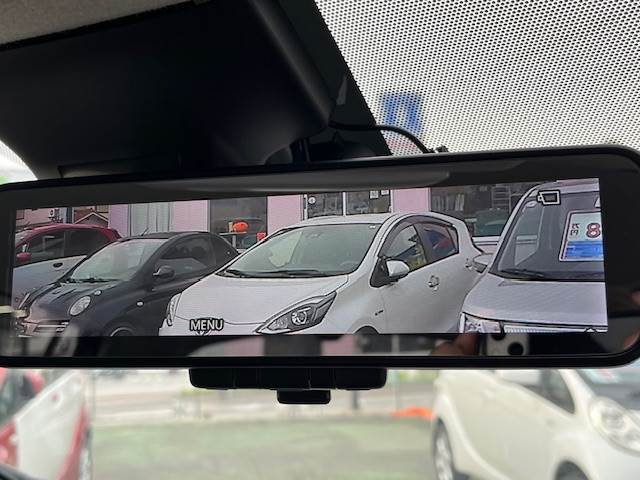 【スマート・ルームミラー】　ルームミラーに映り込んでしまうピラー、ルーフ、ヘッドレスト、シート、後席乗員、荷物等に遮られることなく後方の視認性の向上、視界を確保します。