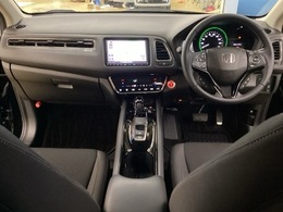 車内は光触媒抗菌消臭施工済です。インパネ周りはスタイリッシュなデザインで機能や装備も充実しています。グローブボックスやカップホルダーのほかにトレーなどたくさんの収納スペースが付いています。