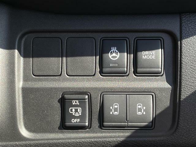 上段右がステアリングヒーターのスイッチです。右がドライブモードの切り替えすいっちです。下段はパワースライドドア、ハンズフリースライドドアのスイッチです。