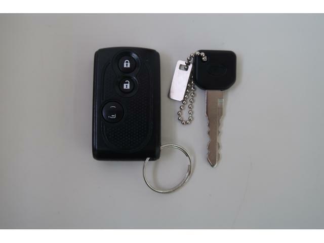 キーフリーシステムで電子カードキーを携帯していればリクエストスイッチを押すだけでドアロックを施錠・解錠できます。