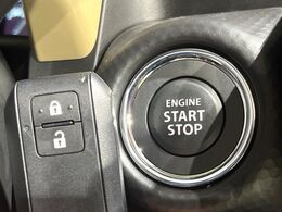 【キーレススタートシステム】カバンやポケットに入れたままでもドアの施錠・解錠が可能なスマートキーを装備。エンジンのオン・オフ時もカギを取り出す必要が無いからとっても便利です♪