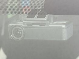 【ドライブレコーダー】安心・安全なカーライフに必須のドライブレコーダーを装備！走行中はもちろん、あおり運転や事故に遭遇した際の状況も映像で記録し、万一のリスクに備えます。