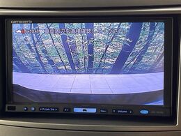 【バックカメラ】駐車時に後方がリアルタイム映像で確認できます。大型商業施設や立体駐車場での駐車時や、夜間のバック時に大活躍！運転スキルに関わらず、今や必須となった装備のひとつです！