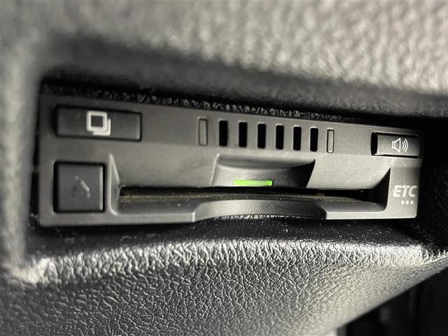 【ETC】有料道路を利用する際に料金所で停止することなく通過できる、ETC車載器（ノンストップ自動料金収受システム機器）が装備されています。セットアップを行うことで利用可能になります。