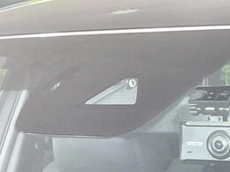 【スマートシティブレーキサポート】低速走行中に前方の車両等を認識し、衝突しそうな時は警報とブレーキで衝突回避と被害軽減をアシスト。より安全にドライブをお楽しみいただけます。