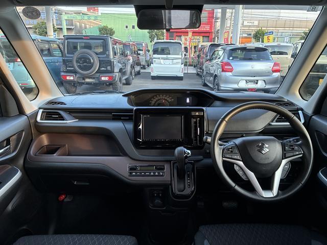 フロントガラスが大きく、死角も少ない設計なので運転しやすいですよ