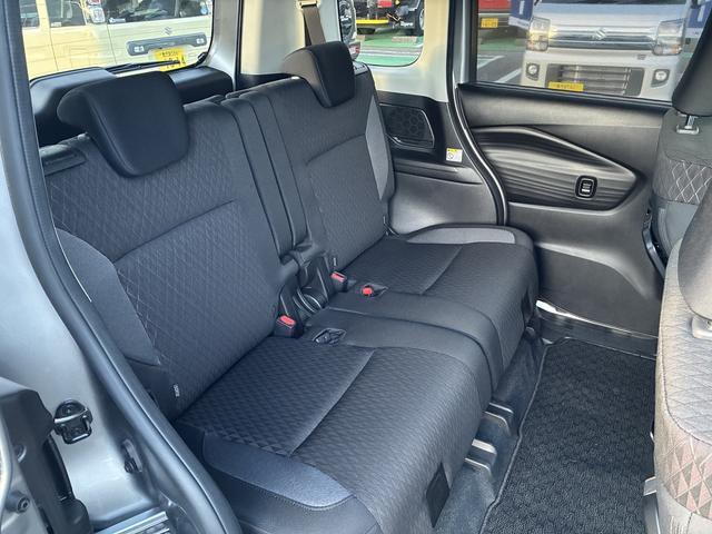 前後のシート間隔を余裕を持たせることでゆったり座れる後席となっております♪