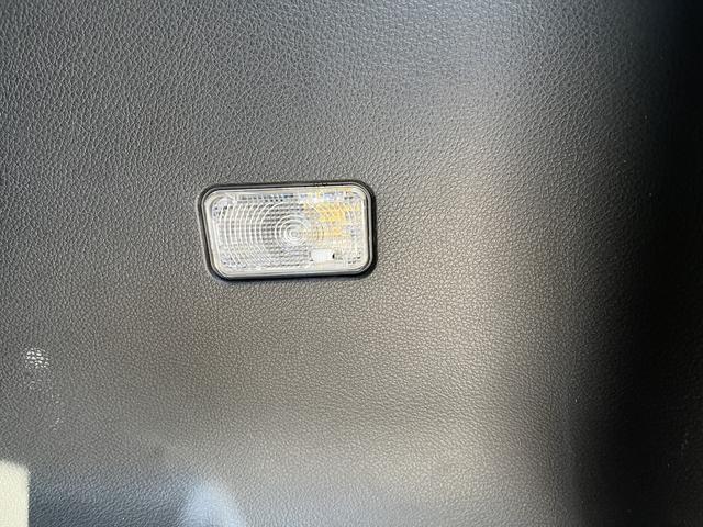 夜の荷室を明るくするラゲッジルーランプです。