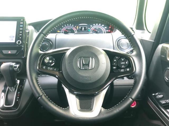 WECARSの展示場では実際に見て、触ってお車をお選びいただけます！知識の豊富な営業スタッフが様々なカーライフをご提案いたします！