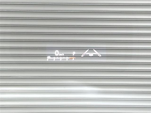 【ヘッドアップディスプレイ（HUD）】フロントウインドウガラスに走行情報を投影します。運転中の目線と重なるように表示されるので、少ない視線移動で速度が確認できるので、 ドライビングに集中できます！