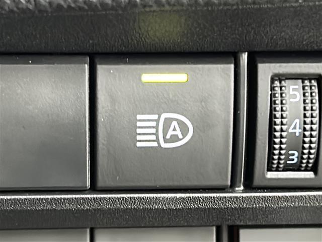 【オートマチックハイビーム（AHB）】フロントウインドウガラス上部に設置された前方カメラにより、前方車両のランプや街路灯などの明るさを判定し、自動的にハイビームとロービームを切り換えてくれます！