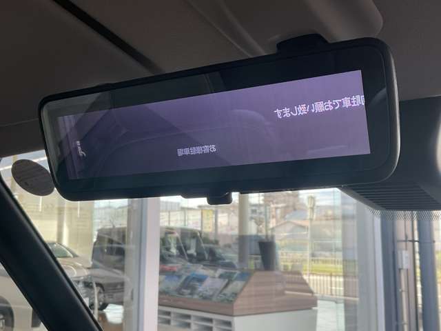 スマートルームミラーは、車両後方に設置されたカメラの映像を、ルームミラーに映し出すことで、死角をなくし、安全性を向上させることができます。また、夜間や雨天時でも、クリアな映像を映し出すことができます。
