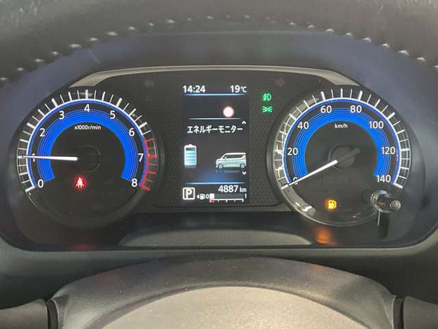 視認性の良い大型2眼式のスピード＆タコメーター☆カラーディスプレイには運転をサポートするさまざまな情報を表示します☆