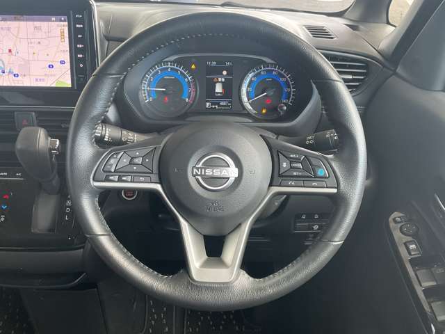 手元でナビゲーションの音量やデイスプレイの操作ができます。