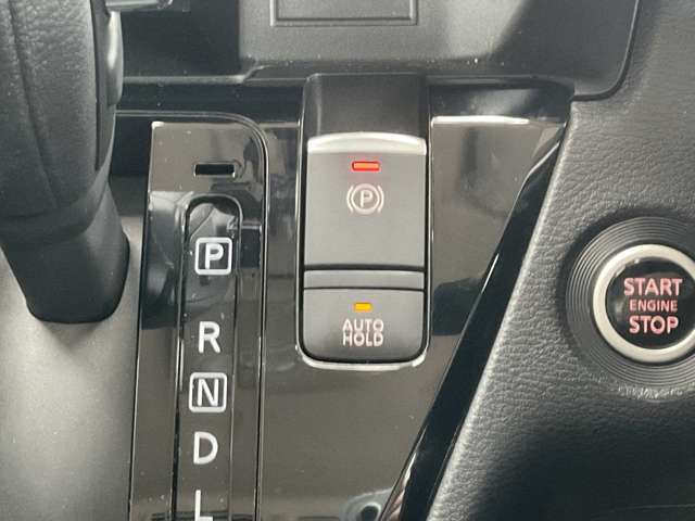 使い勝手の良い位置に配置された操作性の良いシフトレバー、電動パーキングブレーキは停車時にブレーキを踏み続けなくていいオートホールド機能付きなので足の疲れを軽減してくれます。