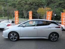 大型車対応の鈑金整備工場にはフレーム修正機も完備しております。