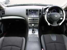 すっきりとしたスカイラインらしいデザインのダッシュ回り！フロントビューの視認性もよく運転しやすいと思います★