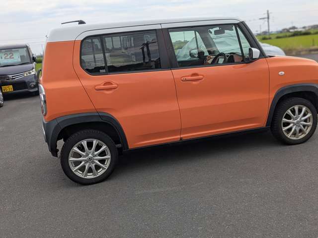 県内で宮城ナンバー地域以外はナンバー変更代、県外では名義変更料金が別に掛ります。一般的な金額ですが、車庫証明は約15.000円前後です。名義変更は約一万円前後です。