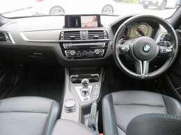 ◆インスツルメントパネルやインテリアトリムなどは、調和しなが洗練された室内を作り上げ、スイッチ類によって、優れた操作性をも実現。ドライバーの視線や動線を考え、人間工学に基づきデザインされています◆